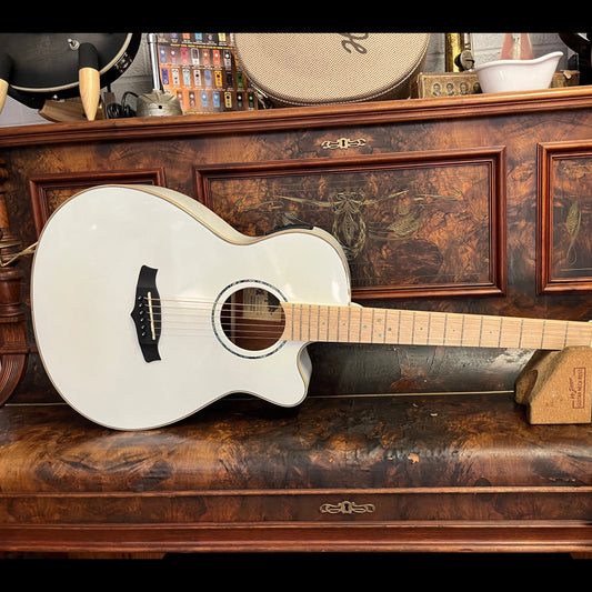 Tanglewood Winterleaf Pro Blonde Superfolk C/E Whitsunday White Gloss + Case Tanglewood Guitars Acoustic Guitars