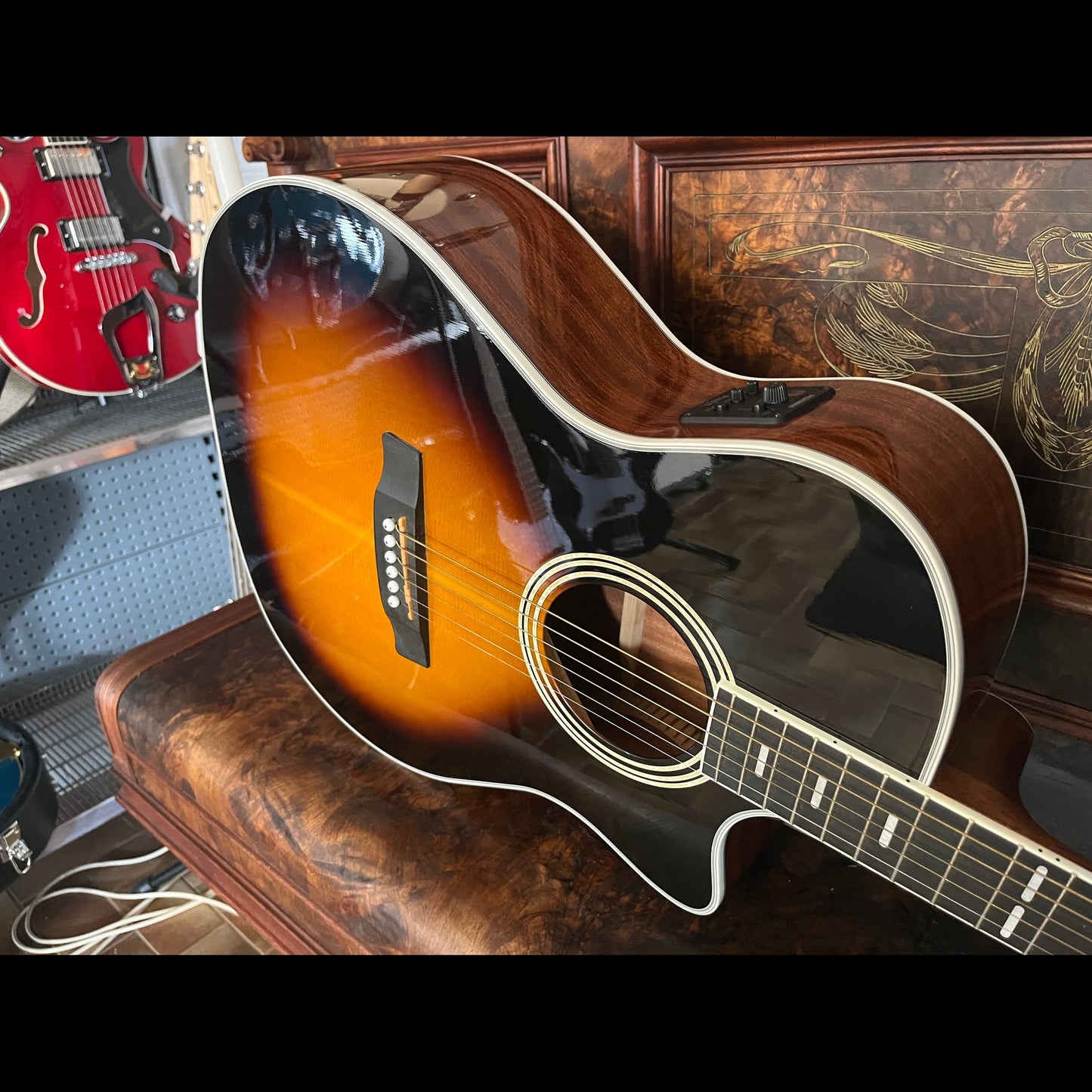 Hagstrom Siljan II Series Grand Auditorium AC/EL Guitar with Cutaway in Tobacco Sunburst -Includes Bonus Hardcase