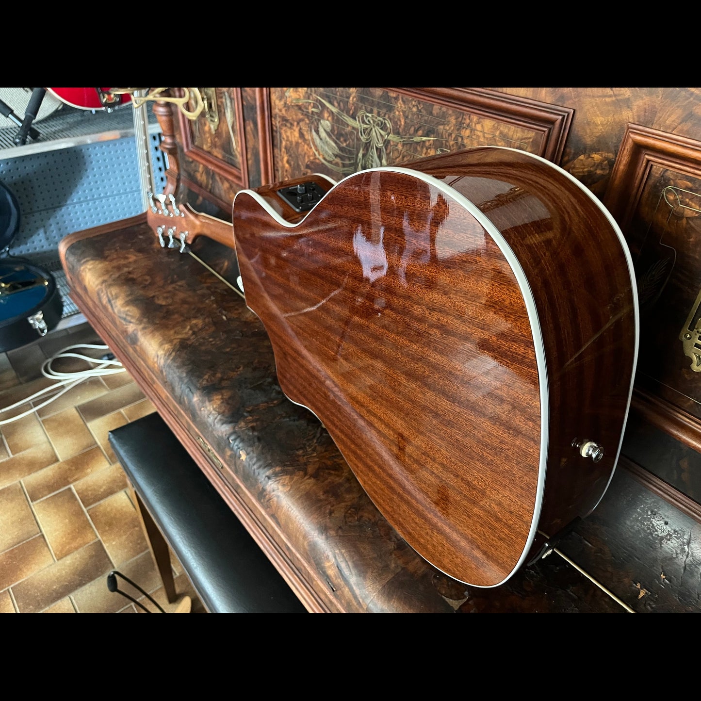 Hagstrom Siljan II Series Grand Auditorium AC/EL Guitar with Cutaway in Tobacco Sunburst -Includes Bonus Hardcase
