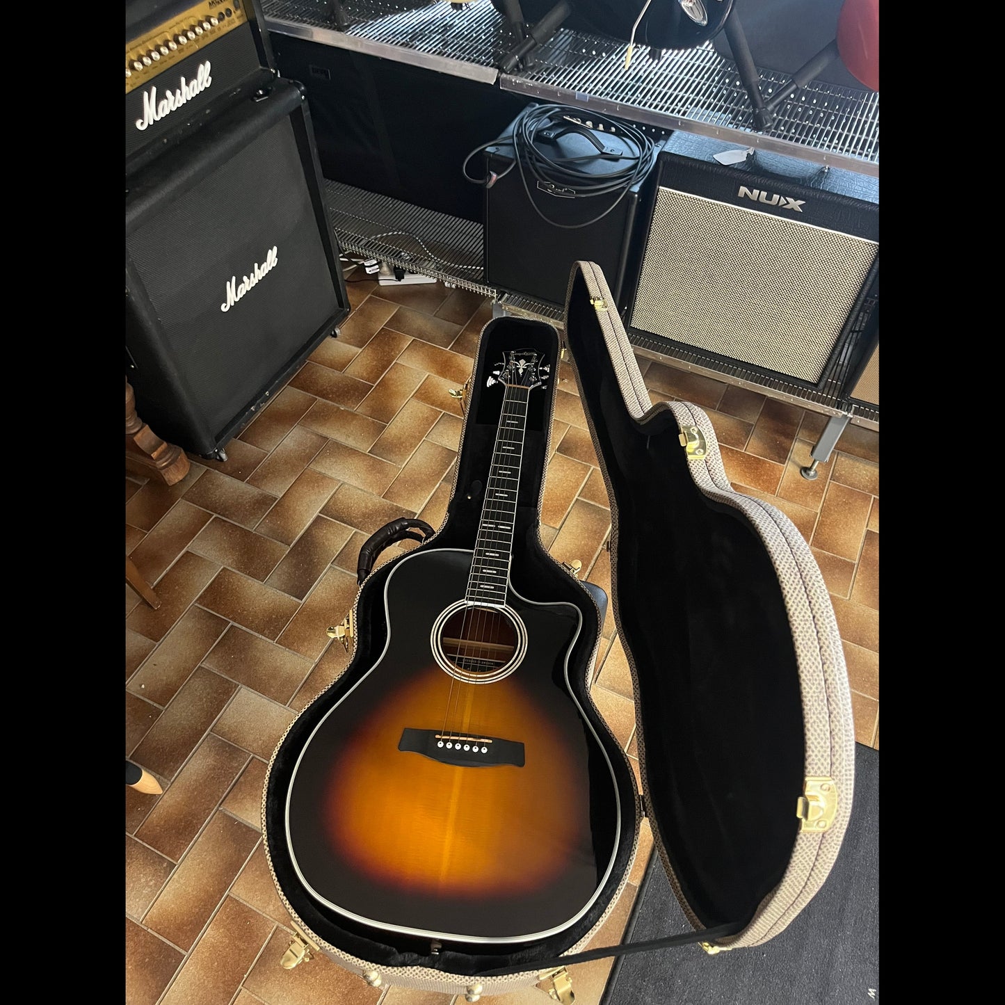 Hagstrom Siljan II Series Grand Auditorium AC/EL Guitar with Cutaway in Tobacco Sunburst -Includes Bonus Hardcase