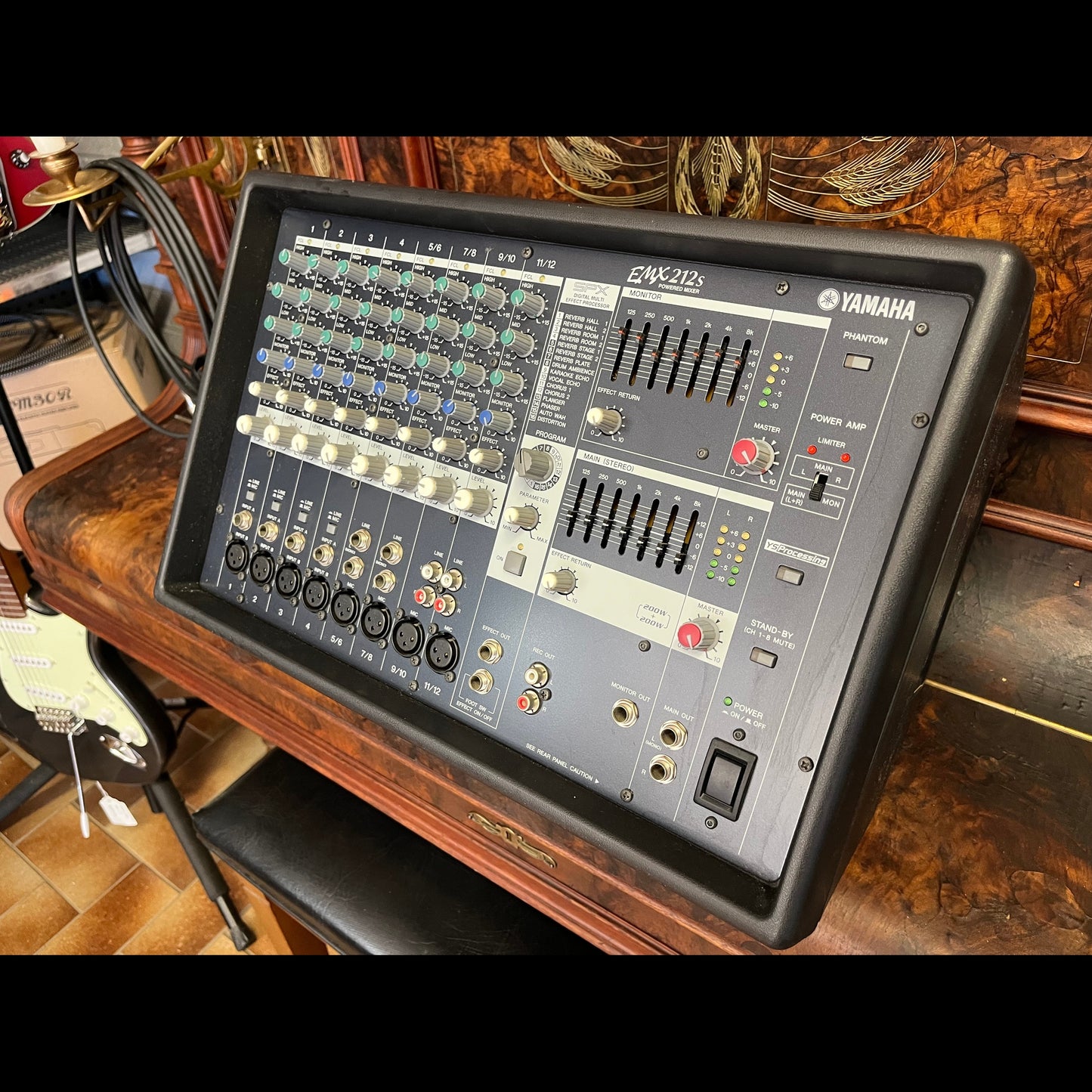 Yamaha EMX212S 12-Input Powered Mixer with FX (2x220W)