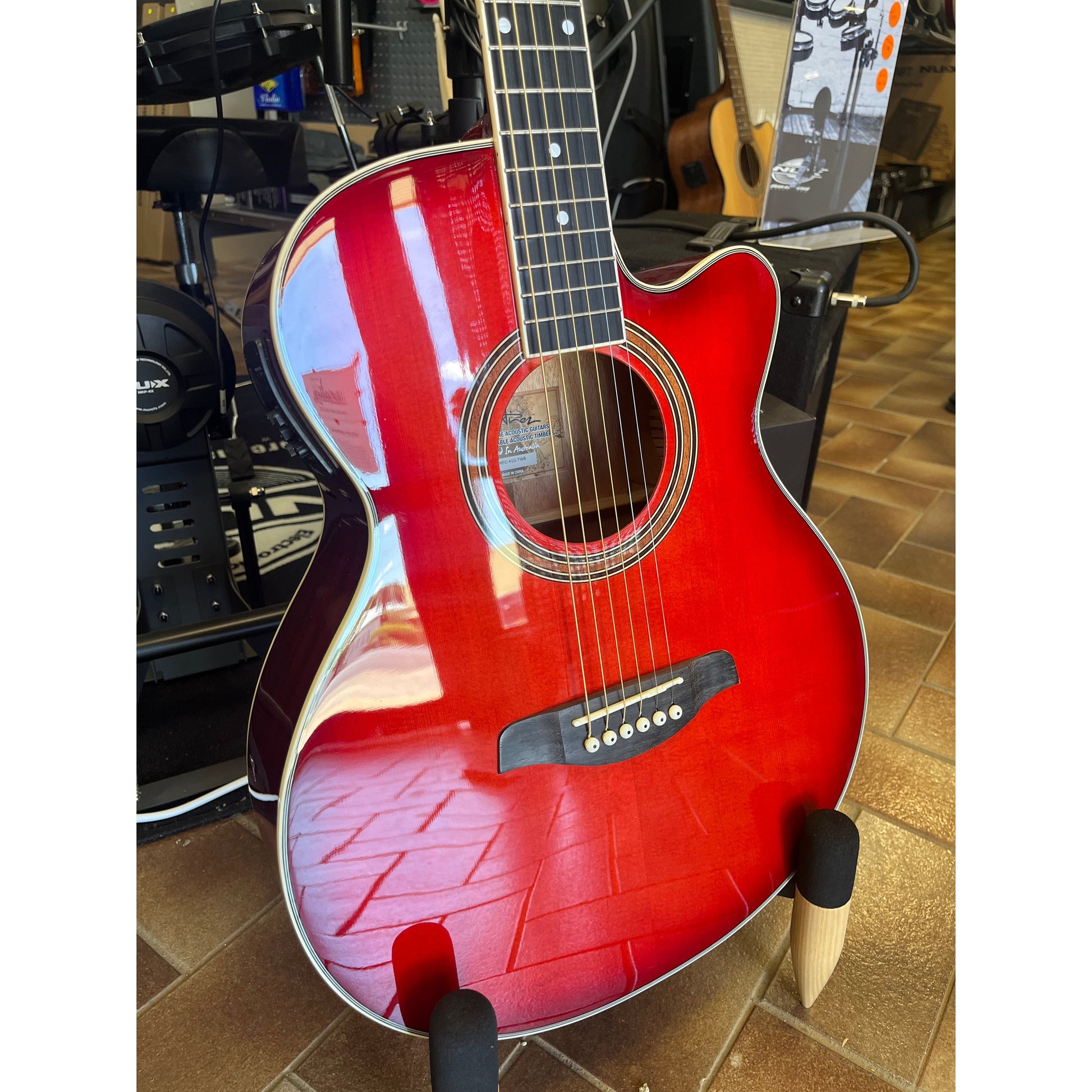 Martinez '41 Series' Dreadnought Acoustic Guitar. Cut-away Gloss Finish Gloss Red Burst