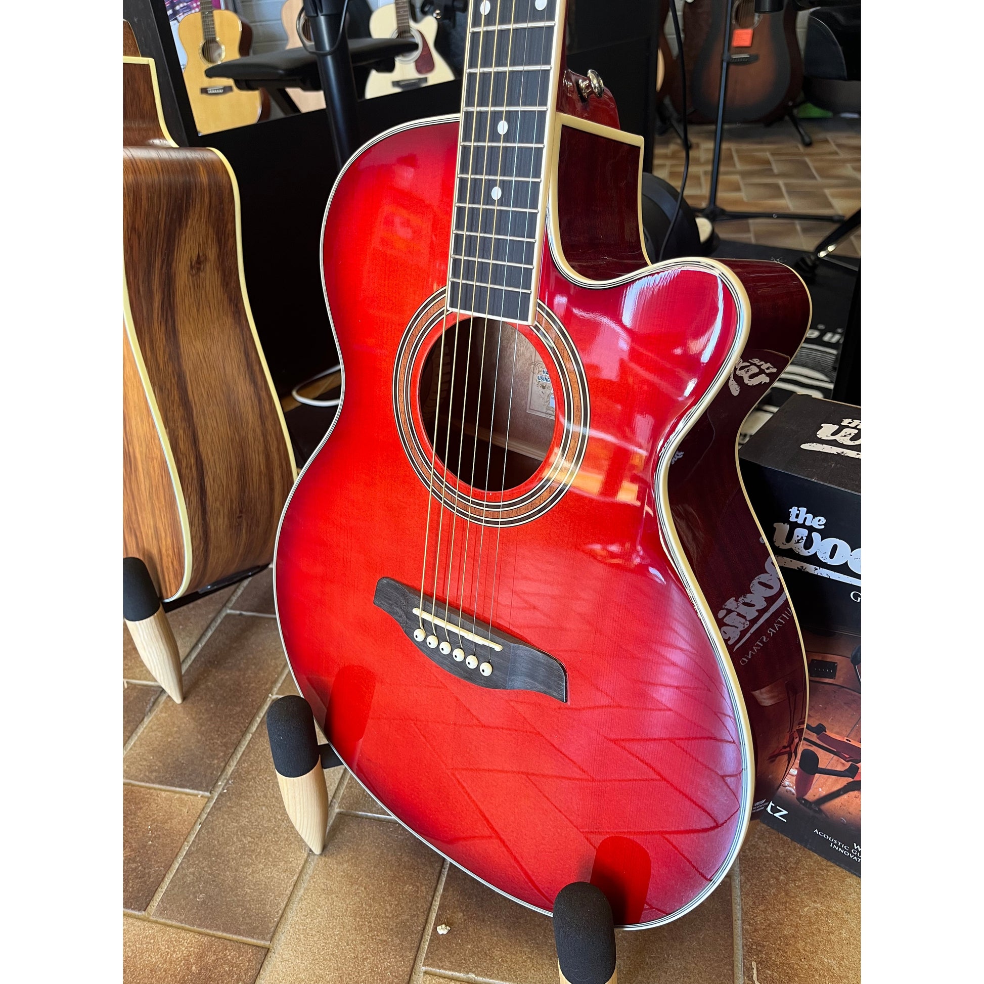 Martinez '41 Series' Dreadnought Acoustic Guitar. Cut-away Gloss Finish Gloss Red Burst